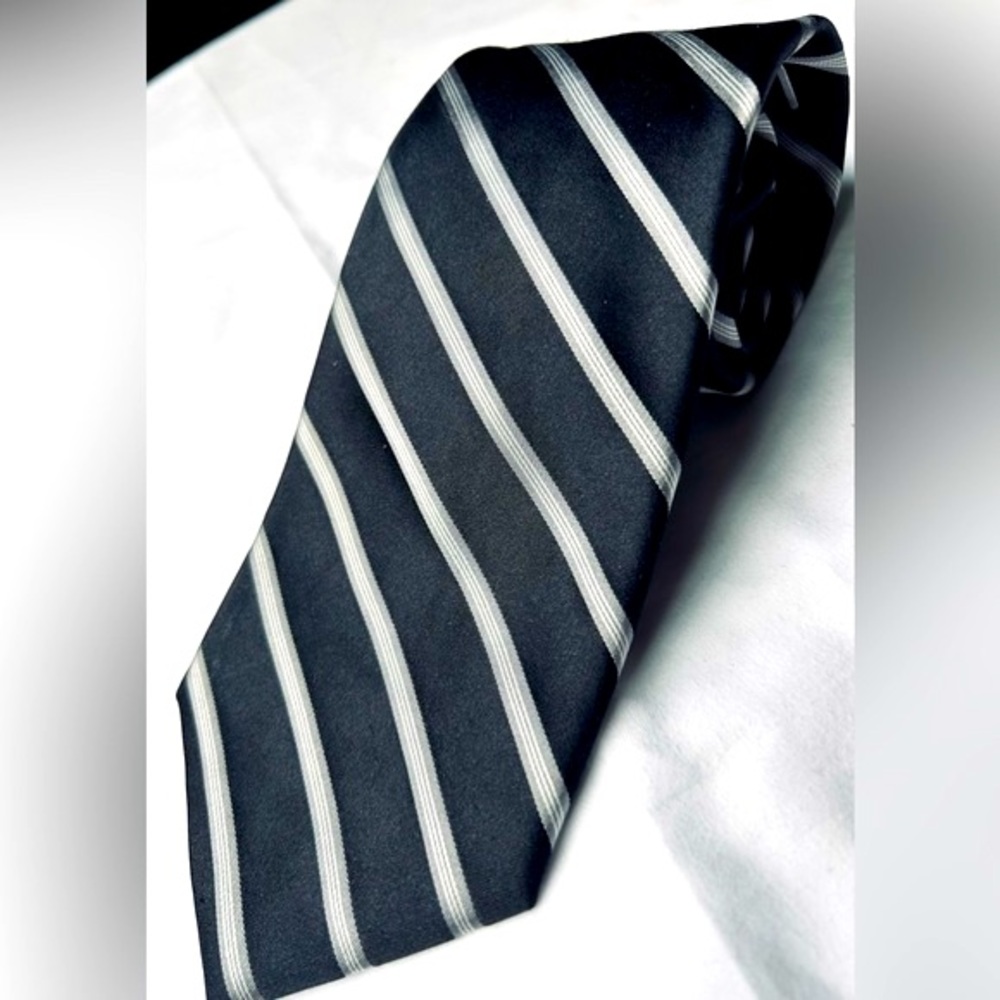 Paul Fredrick 100% silk striped tie.